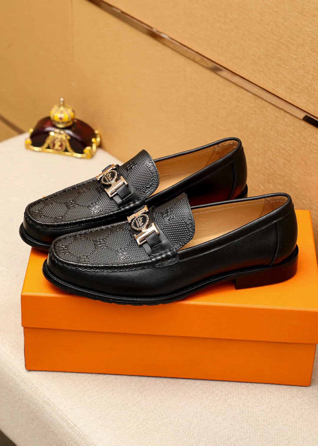 Men's shoes 💰442 💐 Product trademark: HERMES "Hermès" casual leather shoes Regular size: 38-44 (45🉑️customized) Product materials: Selected imported first-layer calfskin embroidered upper + luxury hardware buckle, imported water-dyed 🐂 cowhide lining. Strong three-dimensional visual effect, combined outsole Color: 1⃣️color optional